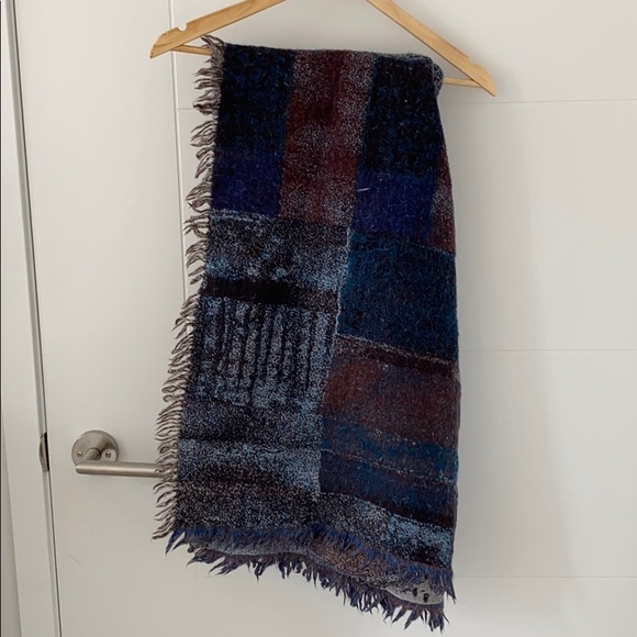 ARITZIA (Wifred) Haus Party Blanket - Picture 3 of 3